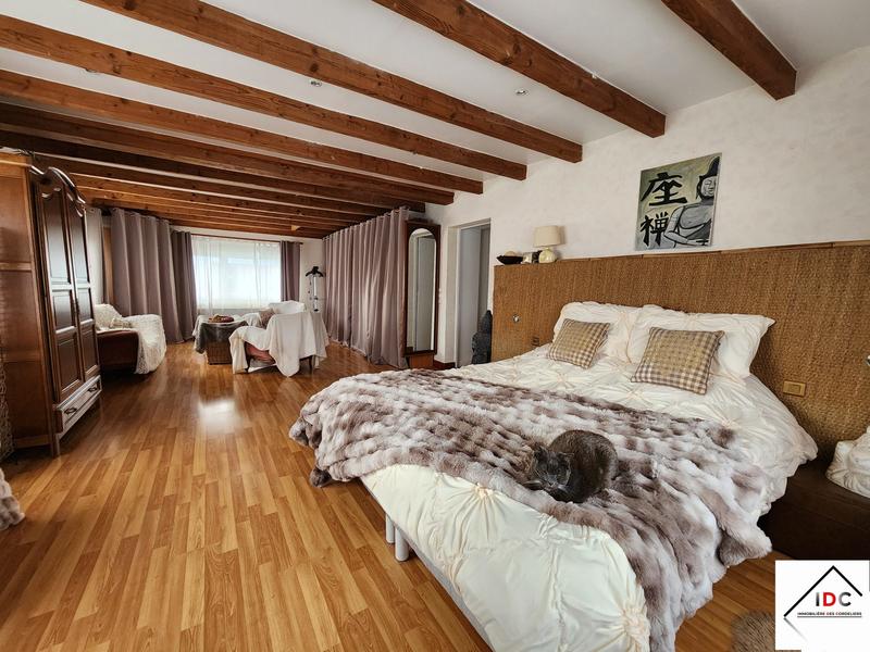 Maison - 240 m² - 7 pièces