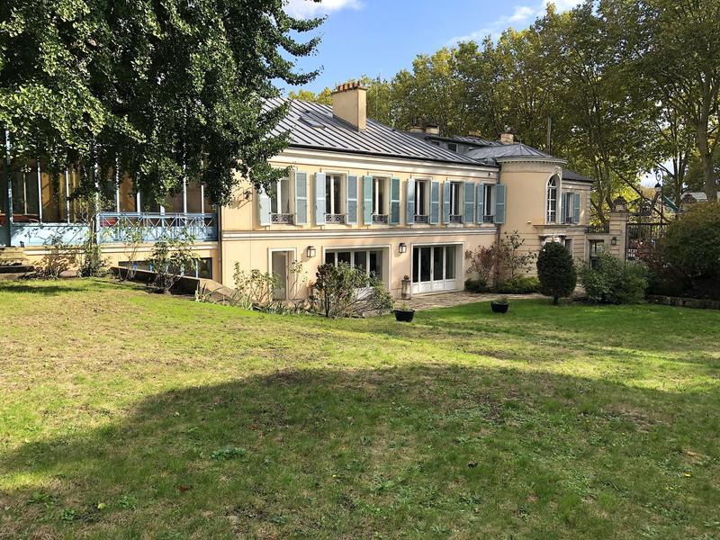 Maison - 876 m² - 20 pièces