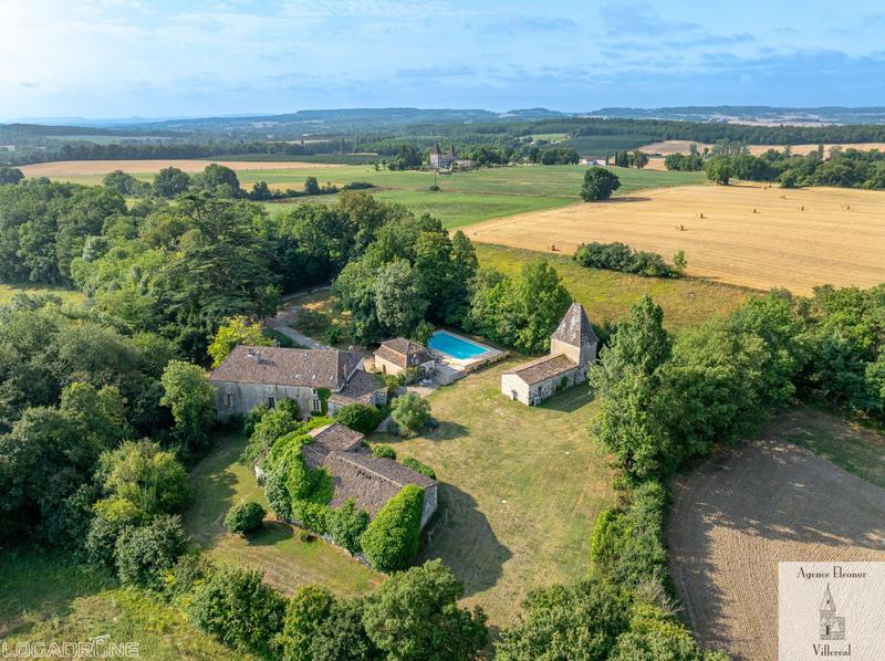 Maison traditionnelle - 388 m² - 11 pièces