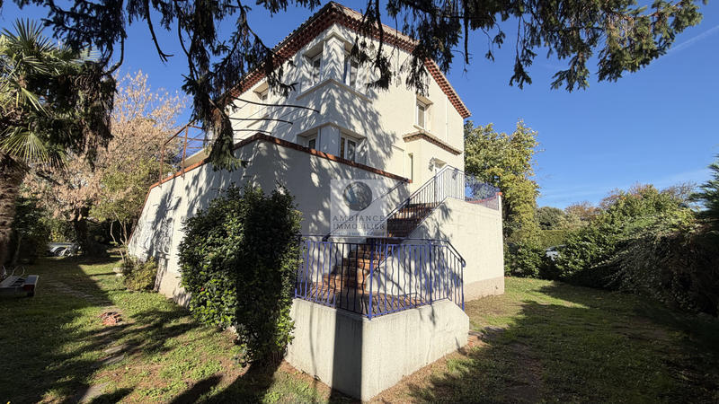 Maison - 228 m² - 7 pièces