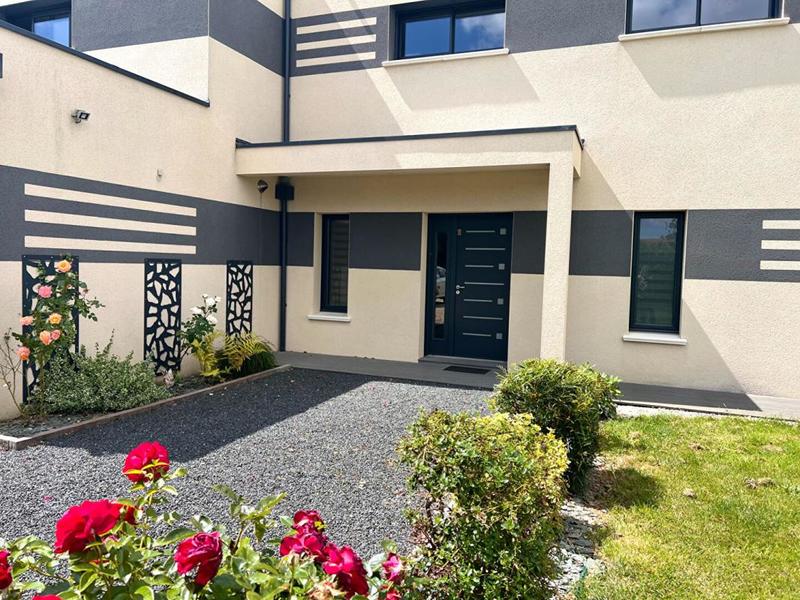 Maison - 235 m² - 8 pièces