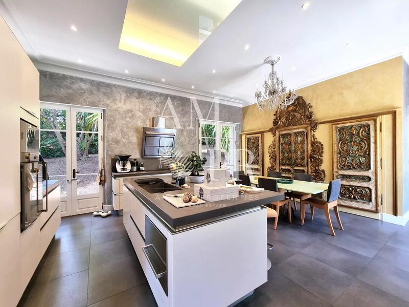 Maison - 370 m² - 8 pièces