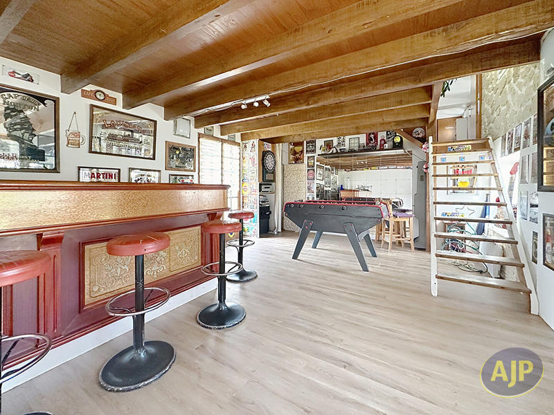 Maison - 220 m² - 11 pièces