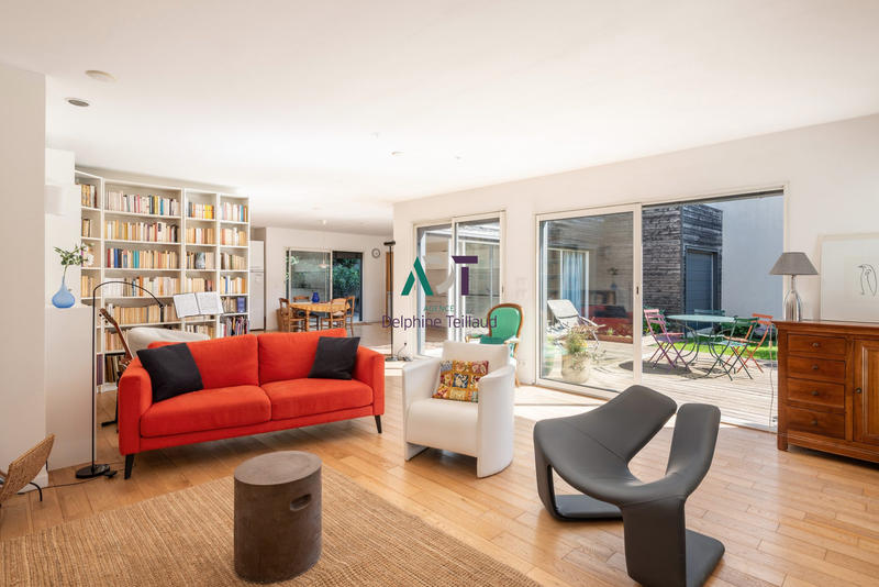 Maison - 240 m² - 8 pièces