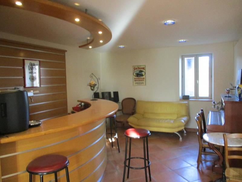 Maison - 300 m² - 8 pièces