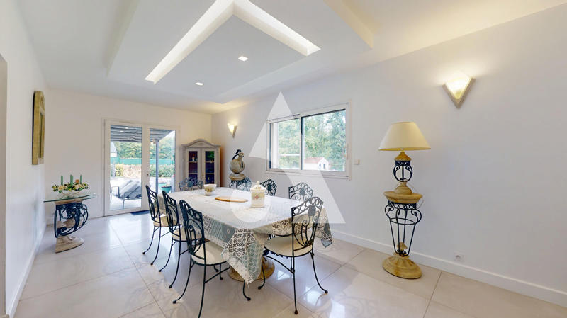 Maison - 270 m² - 8 pièces