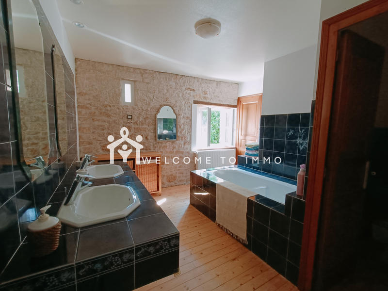 Propriété - 255 m² - 6 pièces