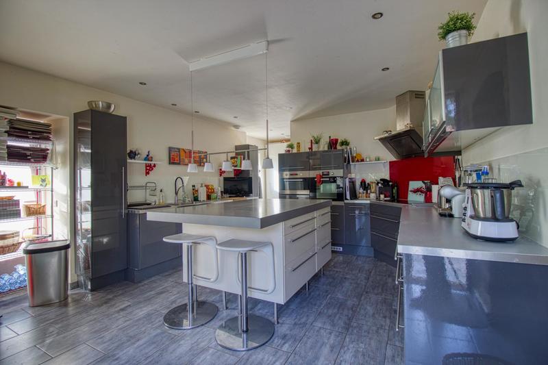 Maison - 365 m² - 8 pièces