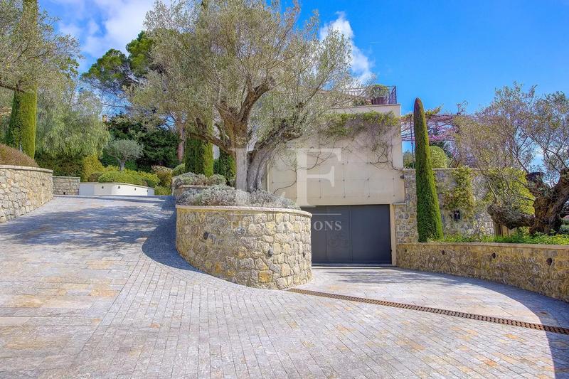 Propriété - 956 m² - 18 pièces