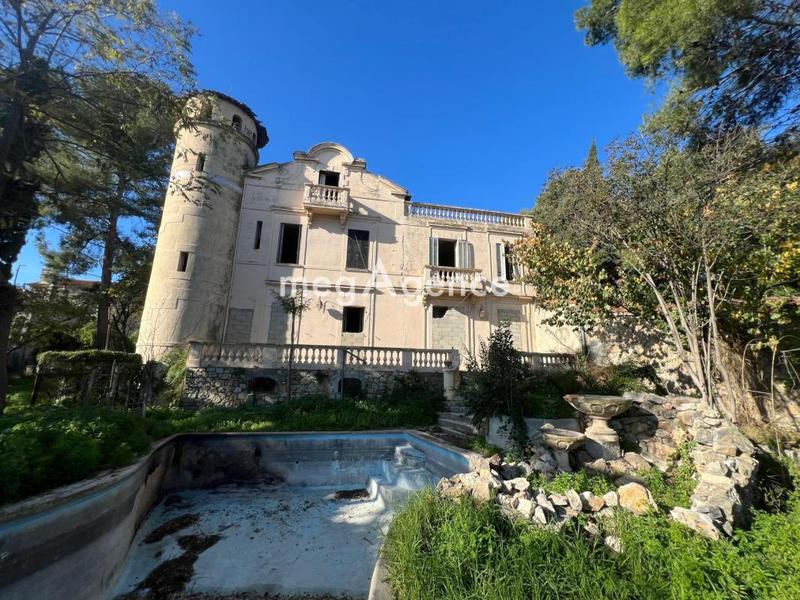 Maison - 740 m² - 18 pièces