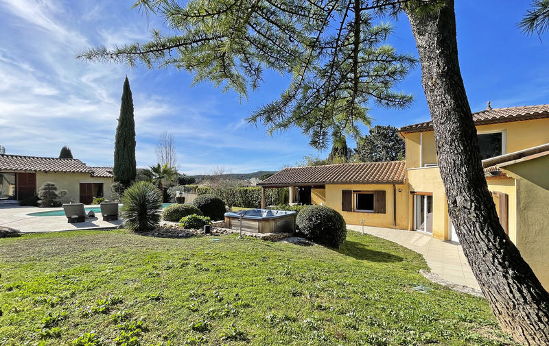 Maison - 300 m² - 9 pièces