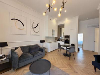 Maison - 400 m² - 12 pièces