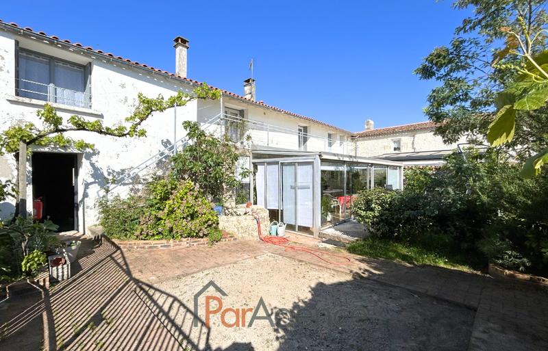 Maison - 247 m² - 9 pièces