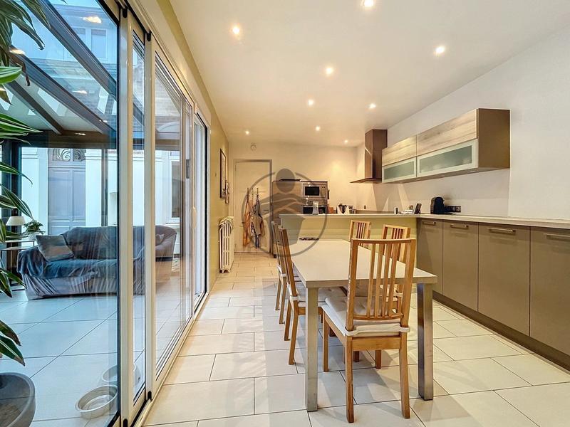 Maison - 229 m² - 8 pièces