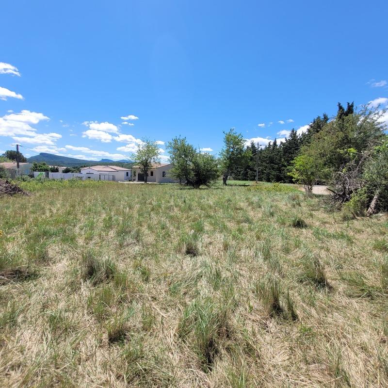 Terrain constructible - 1 075 m²