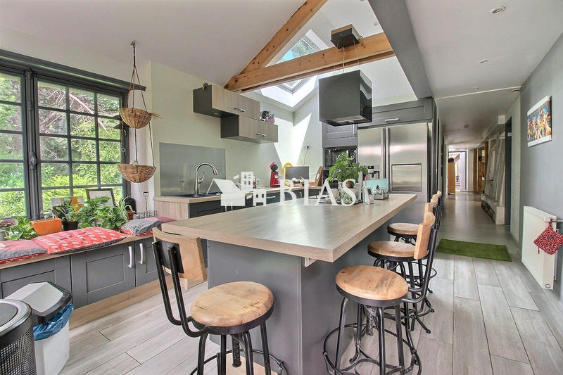 Maison - 220 m² - 6 pièces