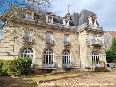 Demeure - 1 000 m² - 17 pièces