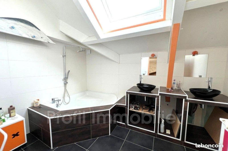 Maison - 235 m² - 8 pièces