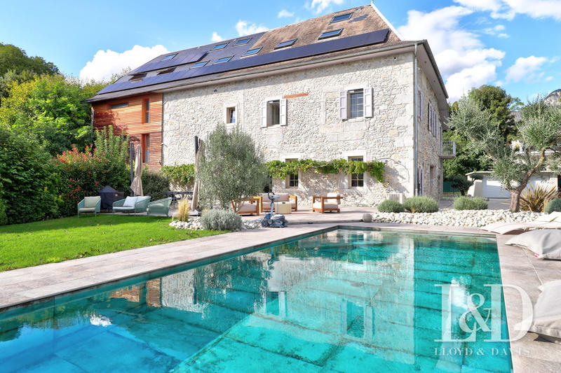 Maison - 360 m² - 10 pièces