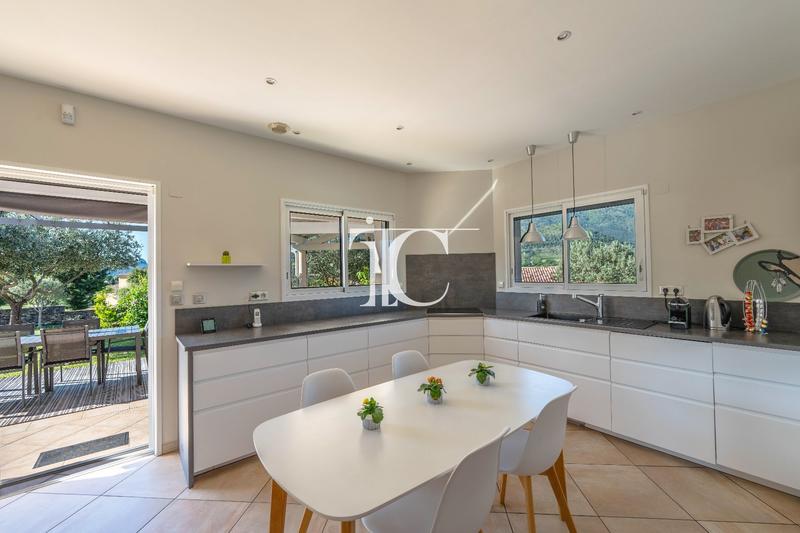 Maison - 260 m² - 6 pièces