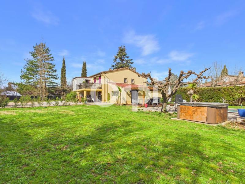 Maison - 140 m² - 6 pièces