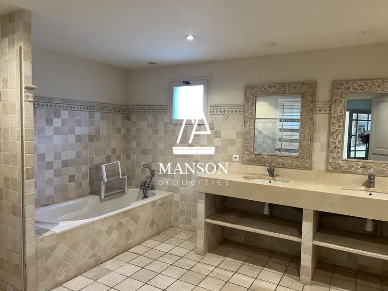 Maison - 350 m² - 10 pièces