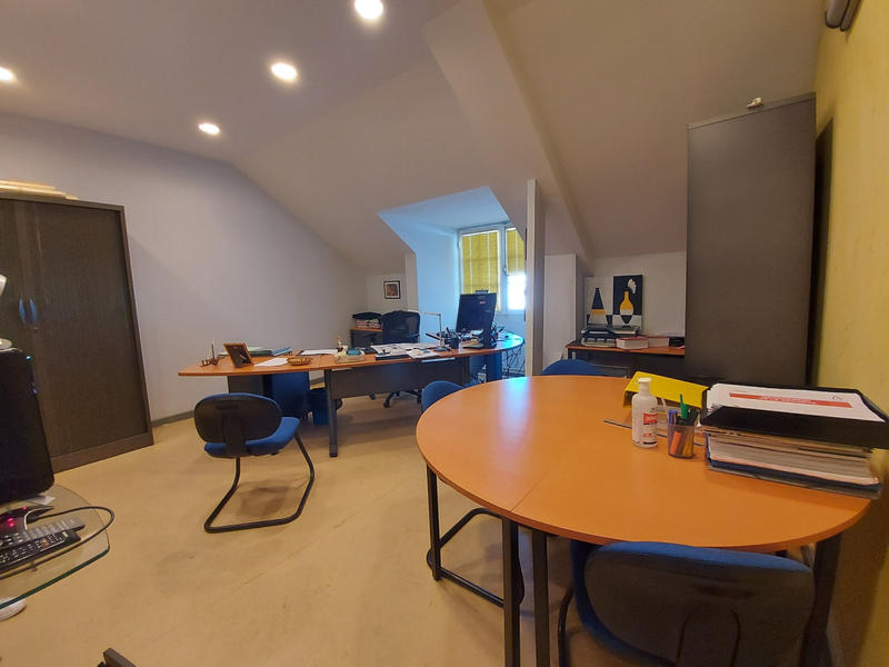 Local commercial - 150 m² - 4 pièces