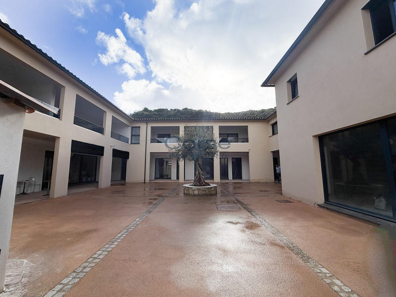 Local commercial - 67 m² - 1 pièce