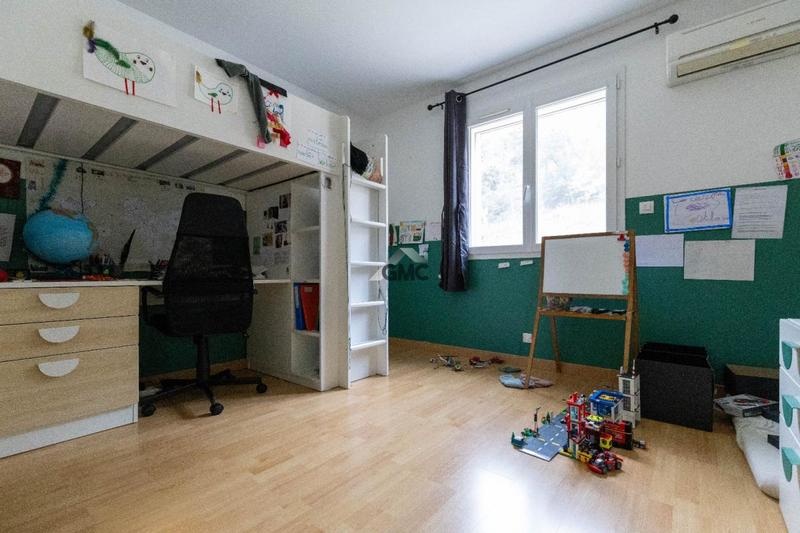 Villa - 100 m² - 5 pièces