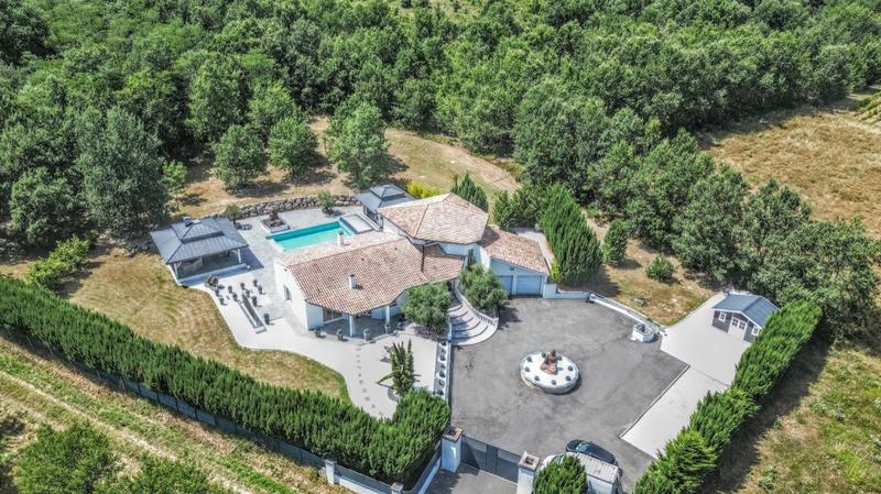 Propriété - 245 m² - 7 pièces