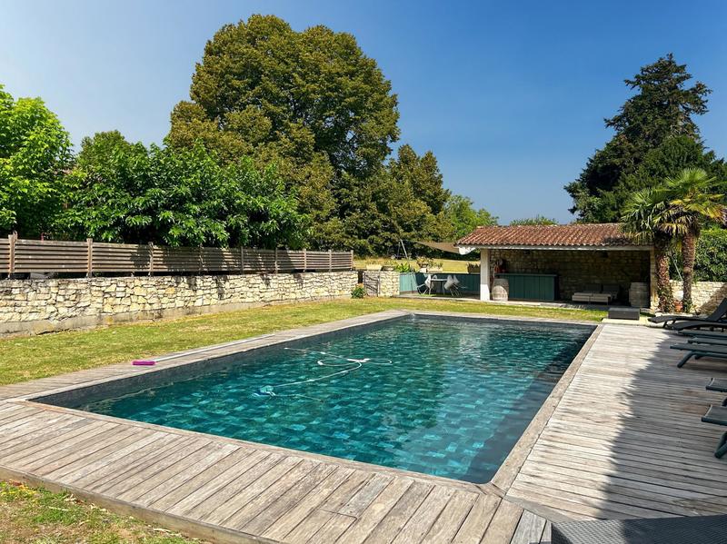 Maison - 325 m² - 8 pièces