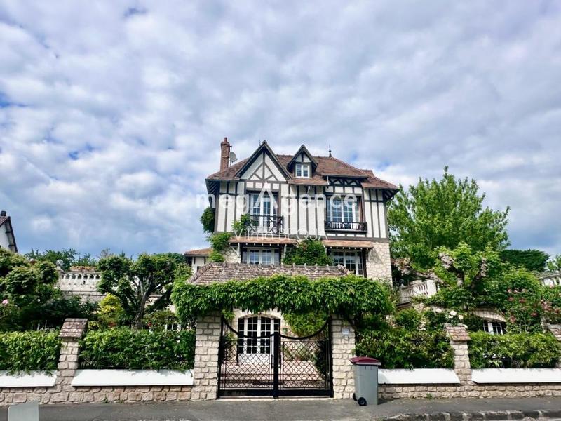 Maison - 220 m² - 7 pièces