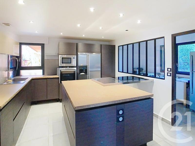 Maison - 243 m² - 9 pièces