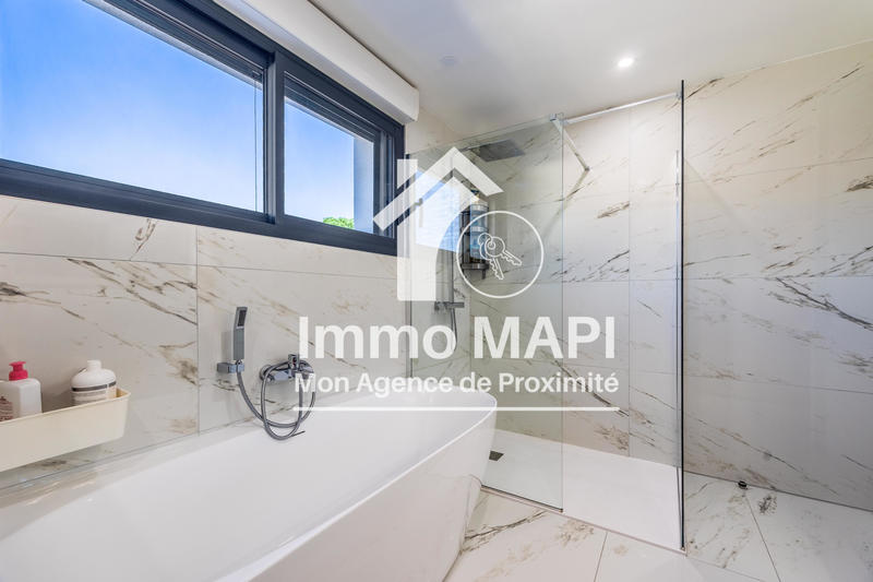 Maison - 240 m² - 8 pièces