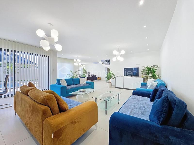 Maison - 220 m² - 6 pièces