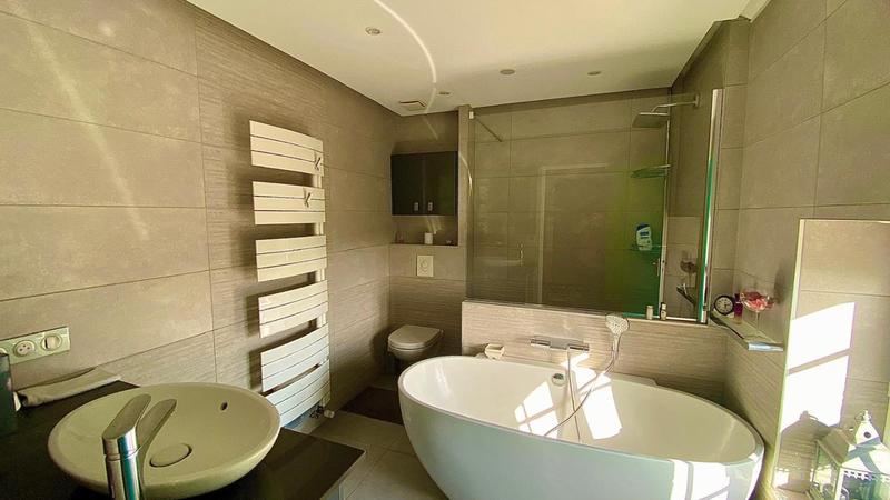 Propriété - 105 m² - 10 pièces