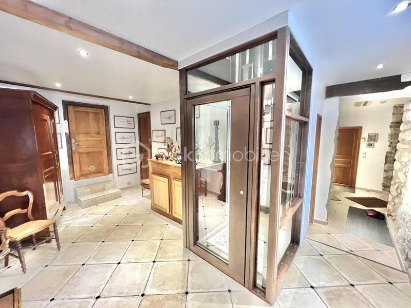 Demeure - 270 m² - 6 pièces