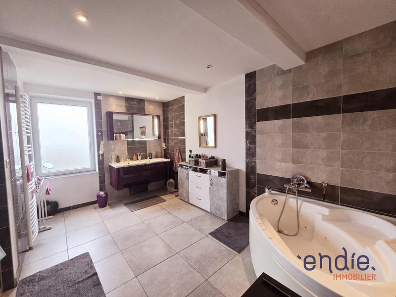 Maison - 210 m² - 7 pièces