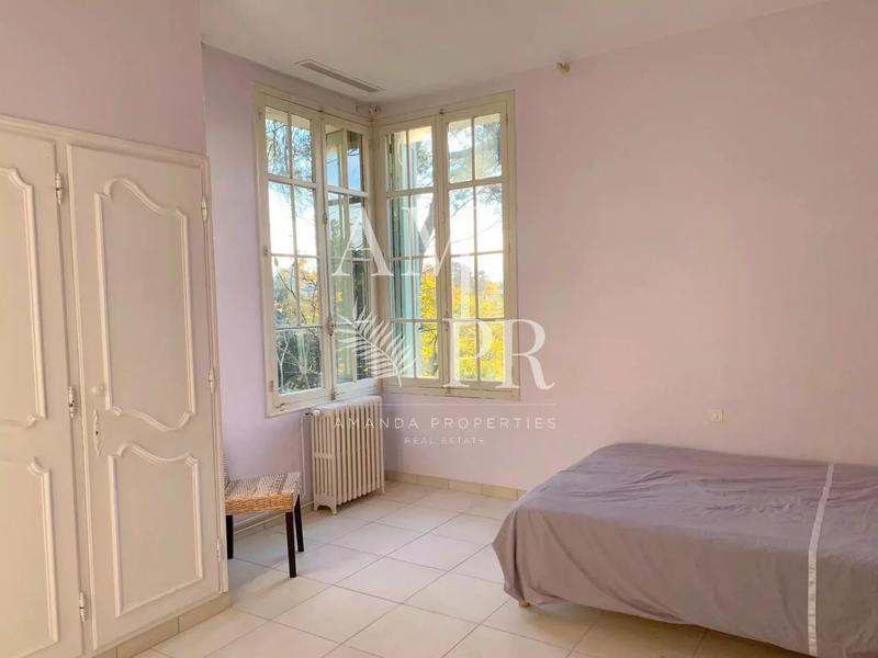 Maison - 230 m² - 7 pièces