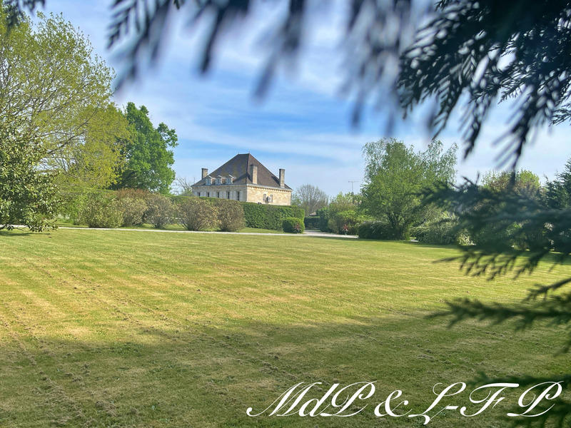Maison de maîtres - 485 m² - 10 pièces