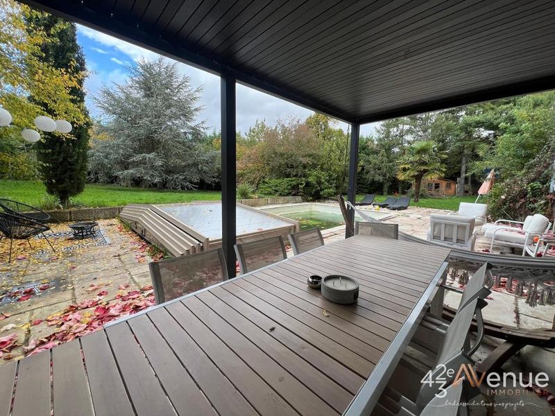 Maison - 360 m² - 8 pièces