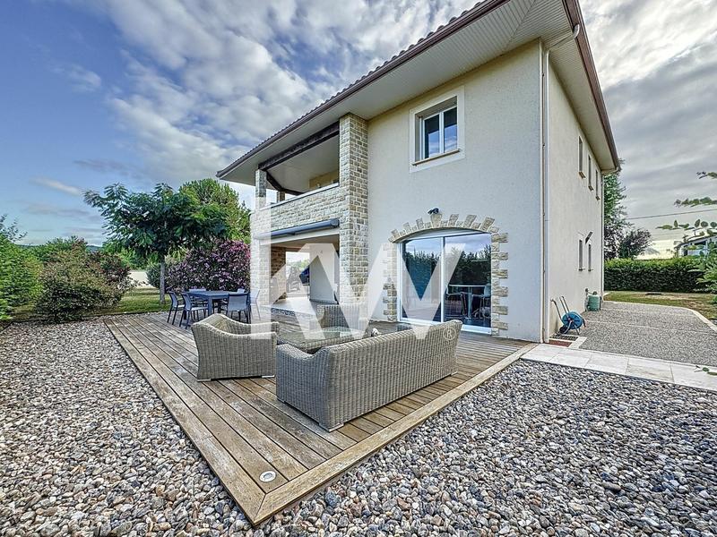 Maison - 220 m² - 8 pièces