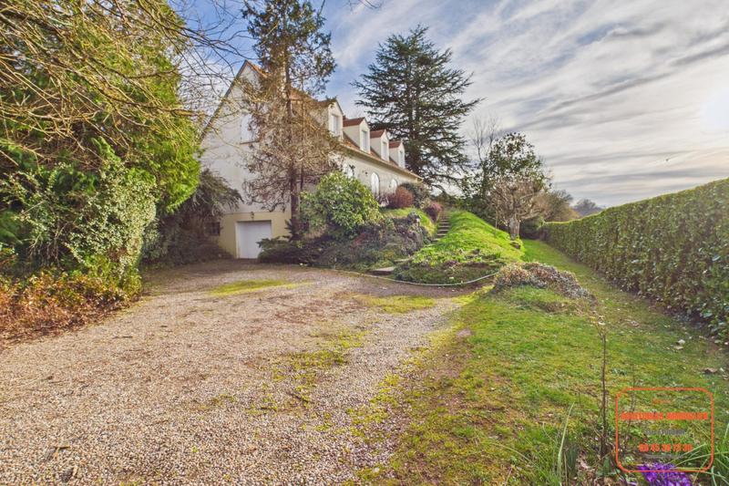 Maison - 208 m² - 8 pièces