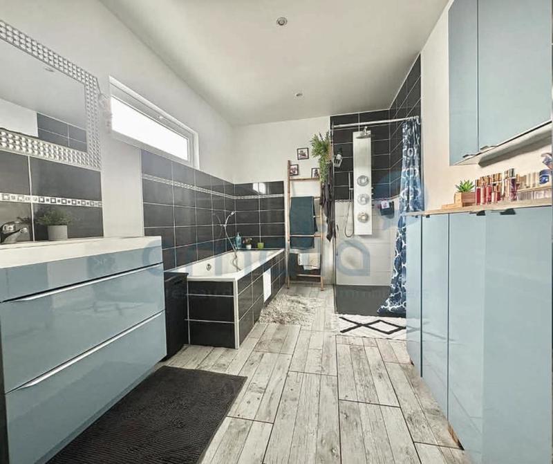 Maison - 215 m² - 9 pièces