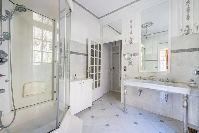 Maison - 250 m² - 9 pièces