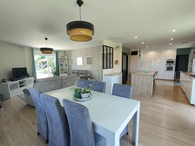 Maison - 247 m² - 8 pièces