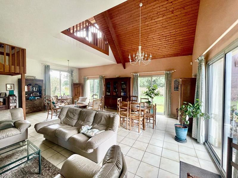 Maison - 329 m² - 11 pièces