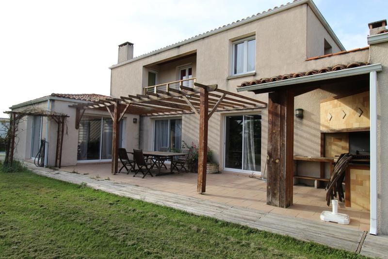 Maison - 235 m² - 8 pièces