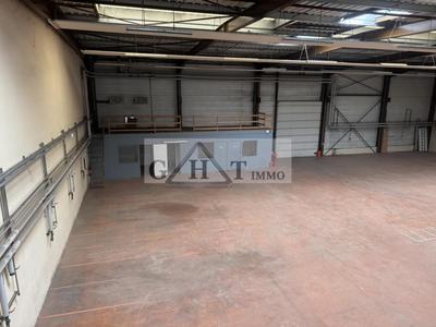 Entrepôt - 1 350 m²
