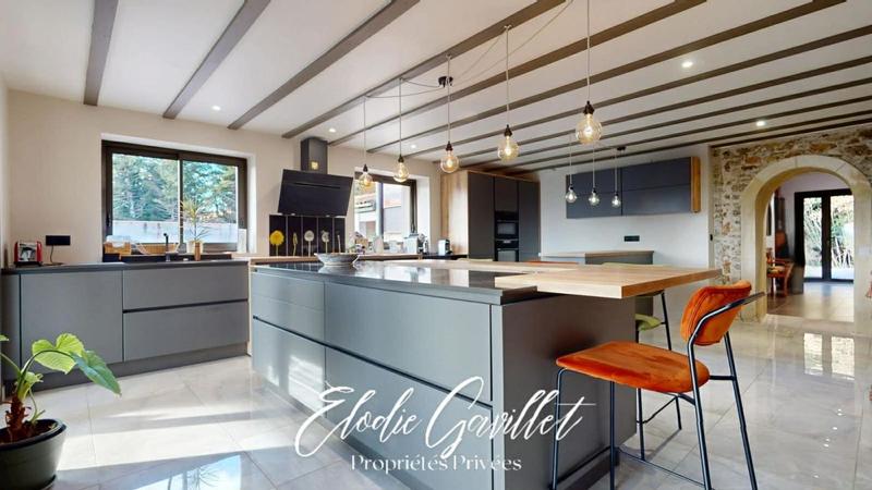 Demeure - 290 m² - 11 pièces